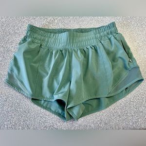 Lululemon Hotty Hot Low-Rise Lined Short 2.5" Size 2